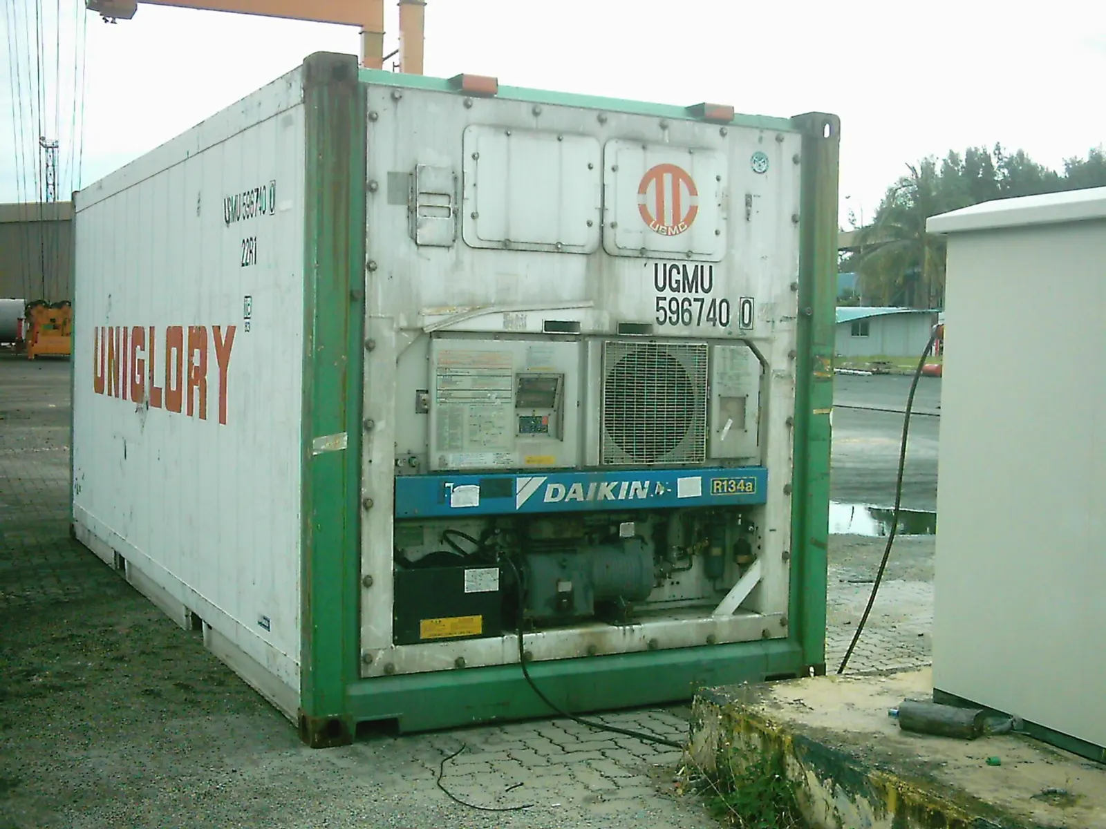 Reefer containers in a port container yard